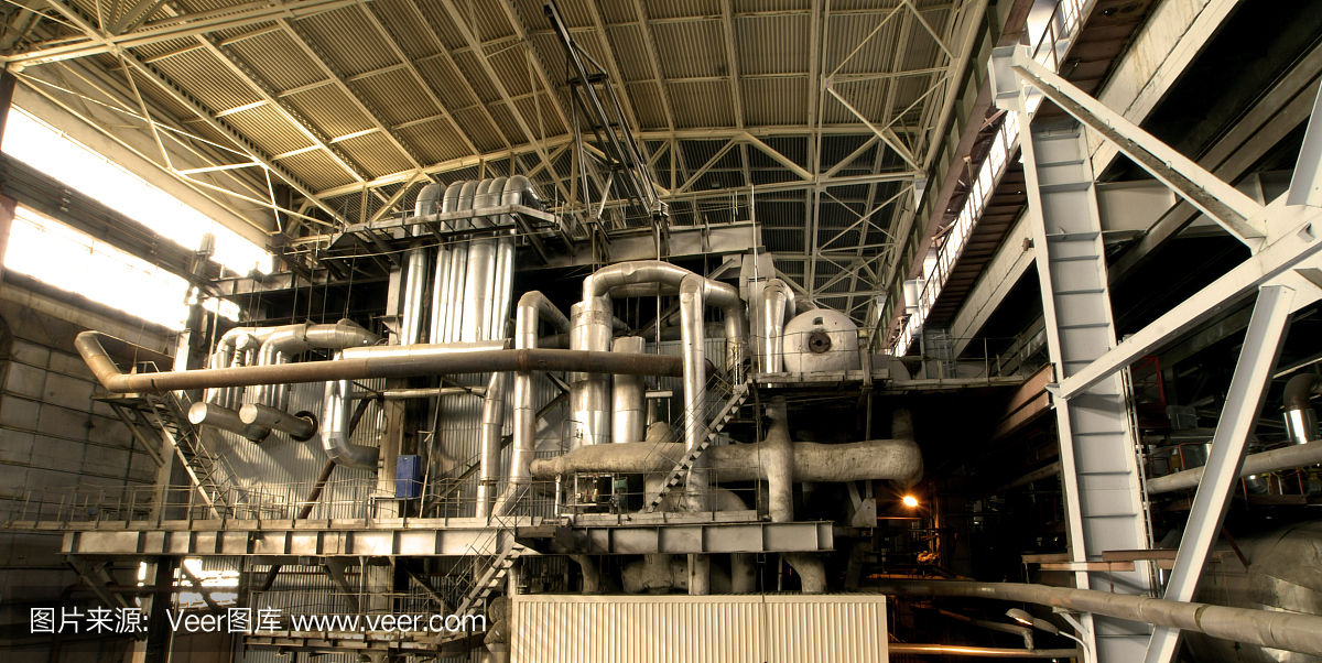 现代工业发电厂内的设备、电缆和管道
